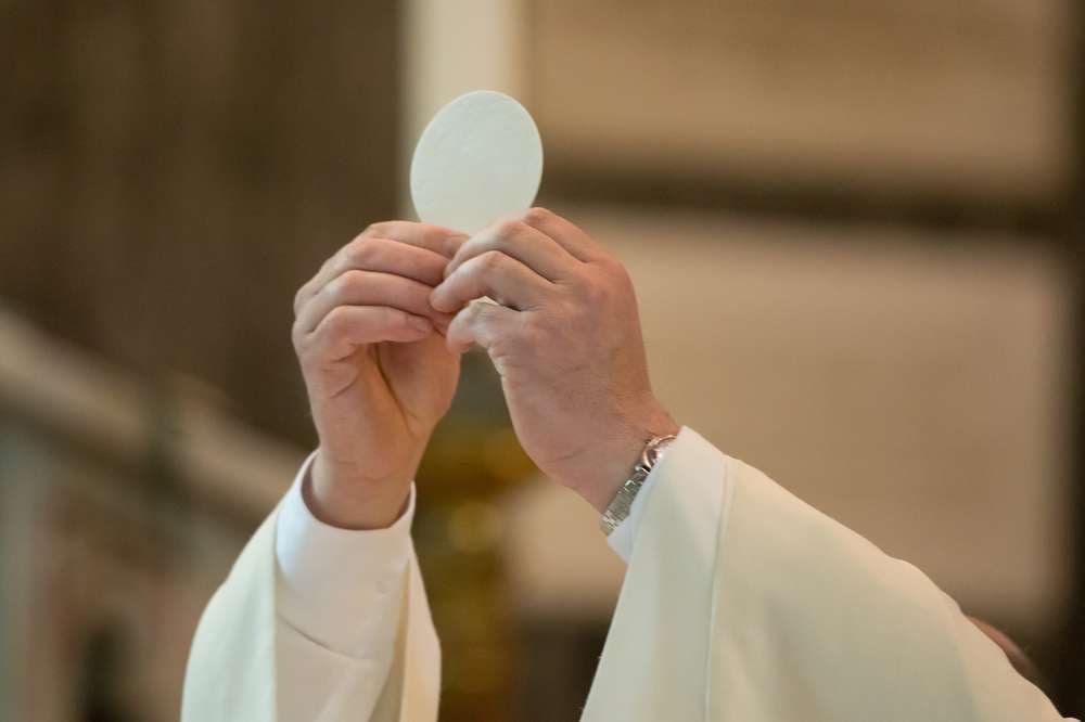 Charlotte parishioner writes op-ed supporting tradition of kneeling amid altar rail ban