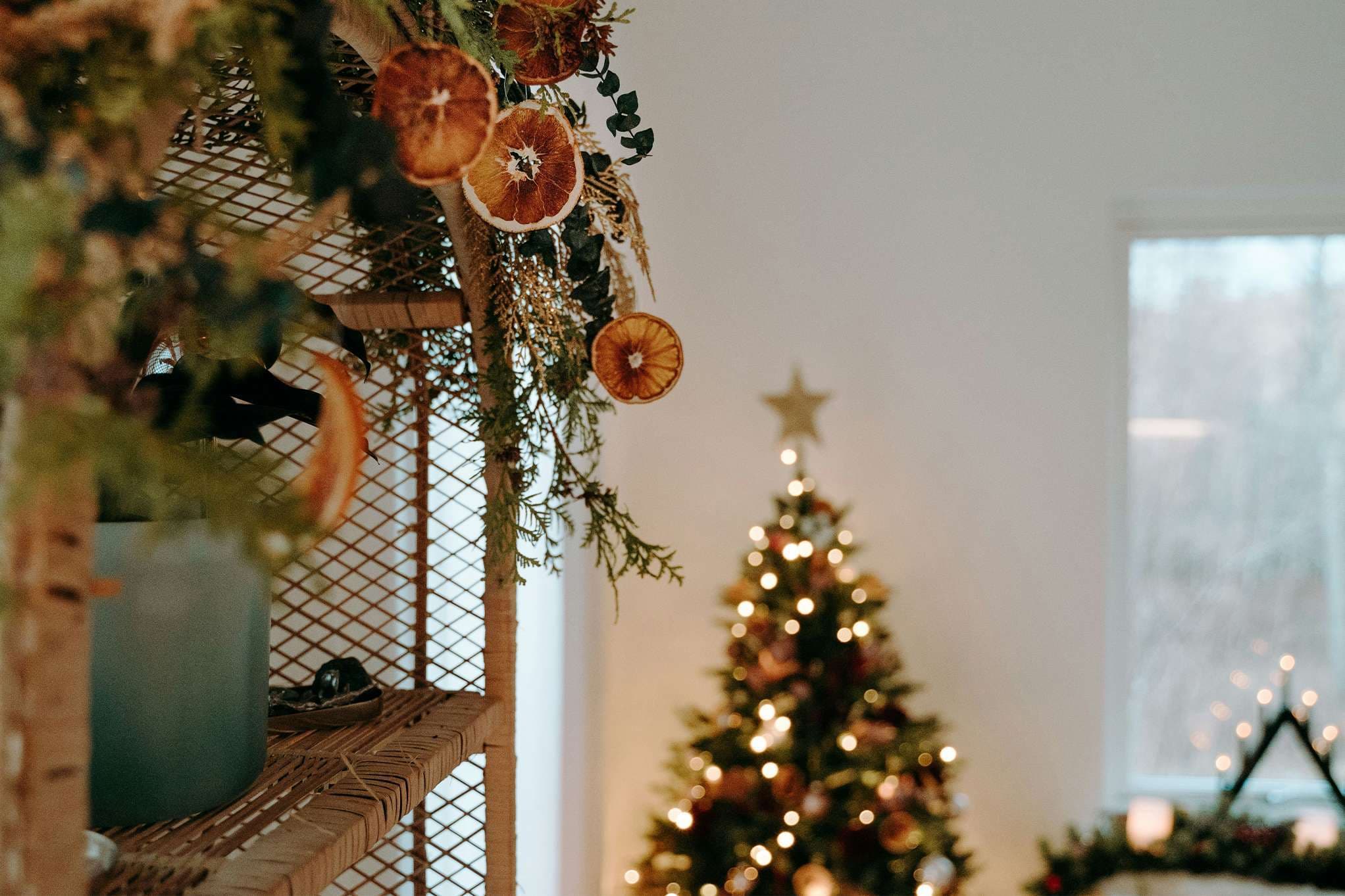 5 ways to decorate your dorm room for Christmas … on a budget