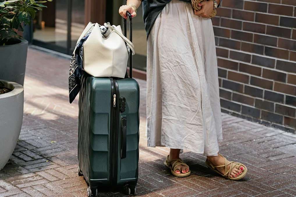 Chic travel outfit formulas: Vacation style from dinner to the plane
