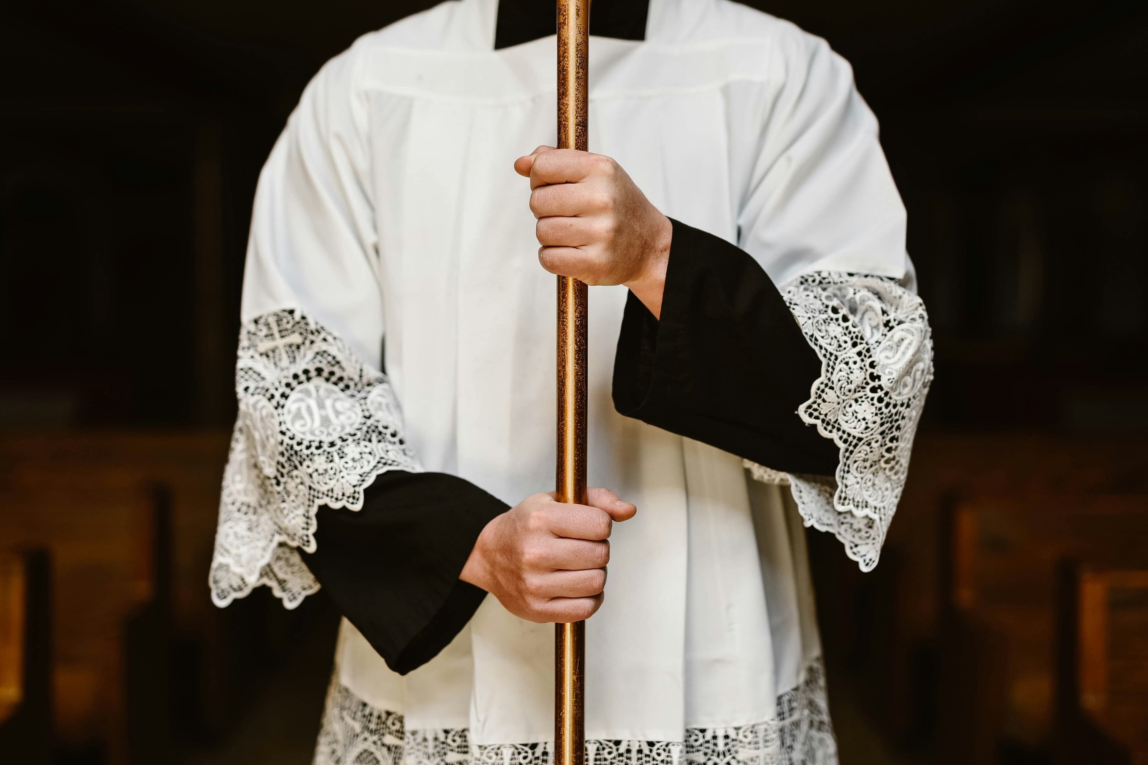 Pope Leo exhorts altar boys to ‘lead the faithful’ into the Mystery by serving Mass reverently