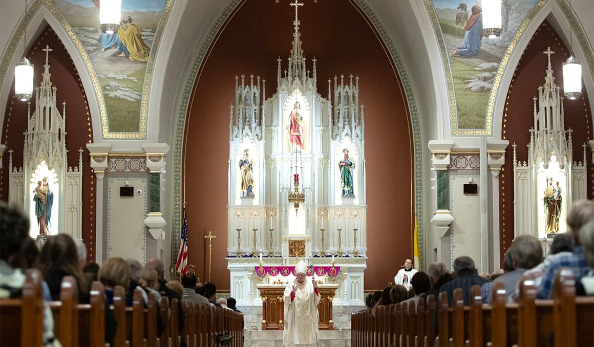 Kansas Catholic community mourns, prays for slain priest
