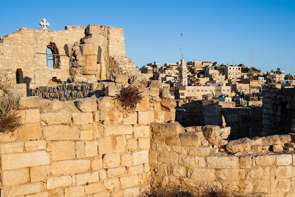 Report: Extremist Israeli settlers attack Taybeh village again, Palestinians fend them off